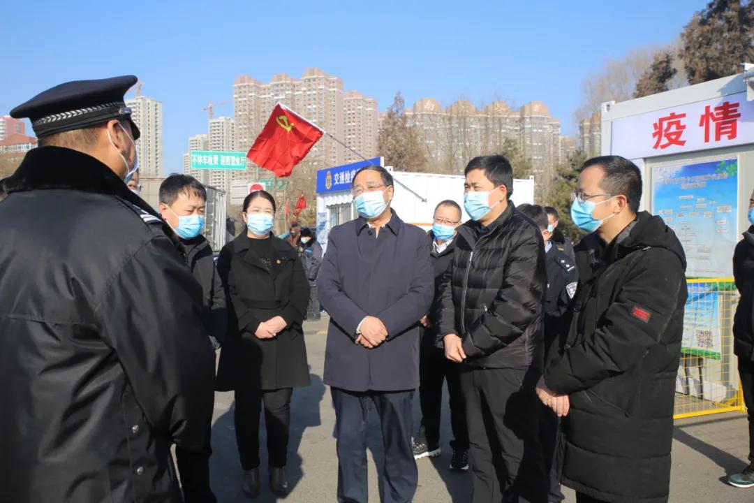 太原万柏林区:杨俊民督导检查疫情防控工作 看望慰问一线工作人员