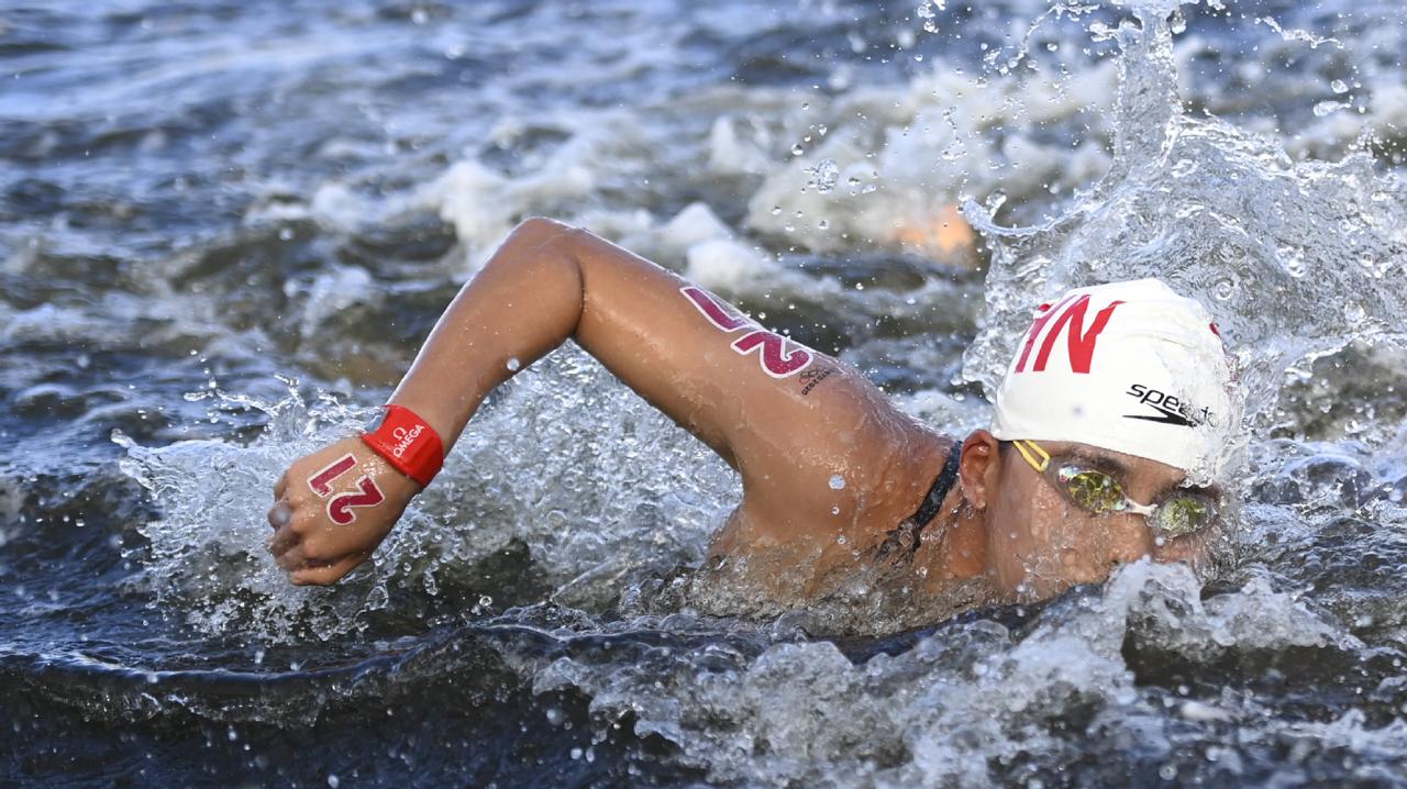 辛鑫在马拉松游泳女子10公里比赛中