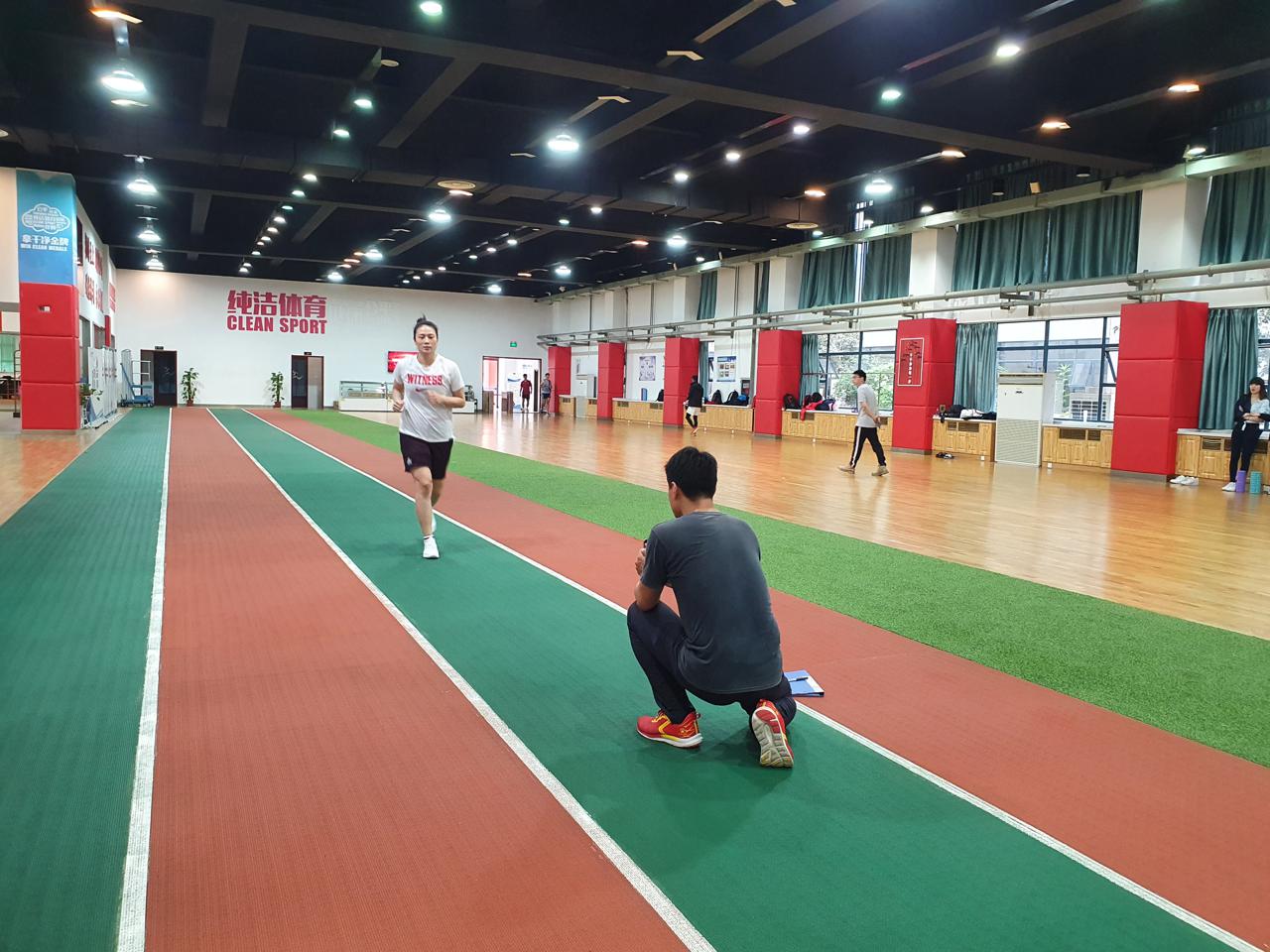 运动员在进行康复训练