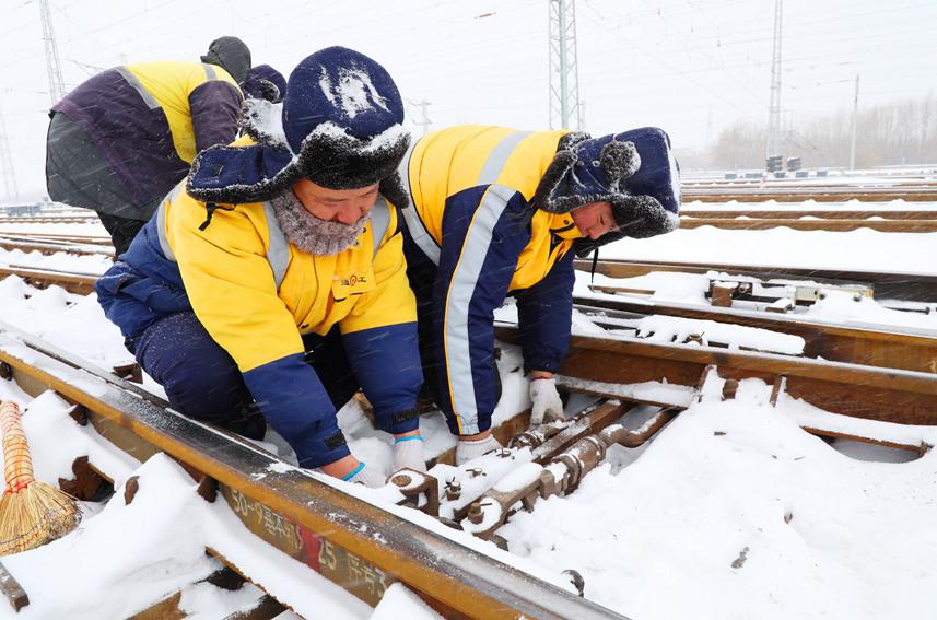 通遼工務段職工及時清掃道岔積雪,確保煤運通道安全暢通.