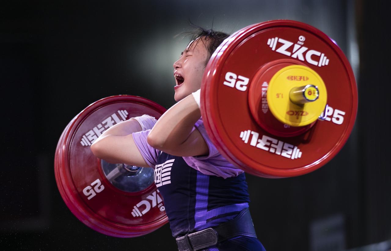 读图| 奥运冠军邓薇受伤憾失全运会女子举重64公斤级金牌