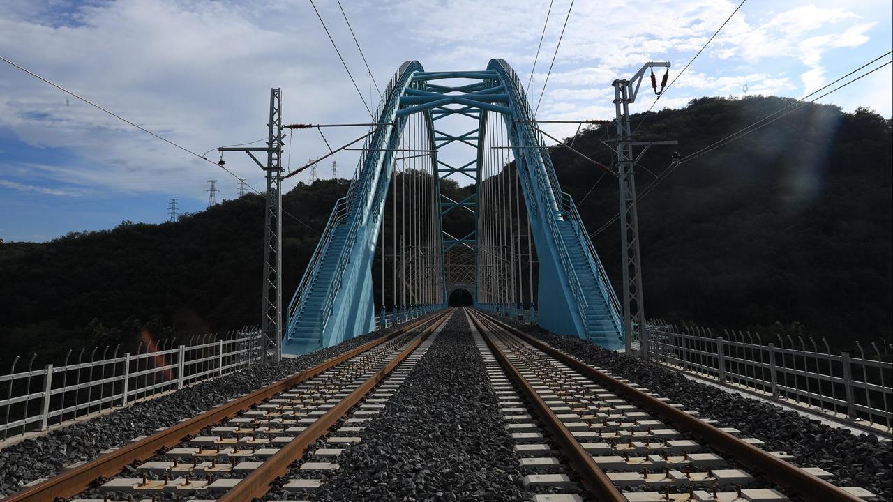 在鐵路正式通車前,使用綜合檢測車對軌道電路檢測數據進行收集,整理和