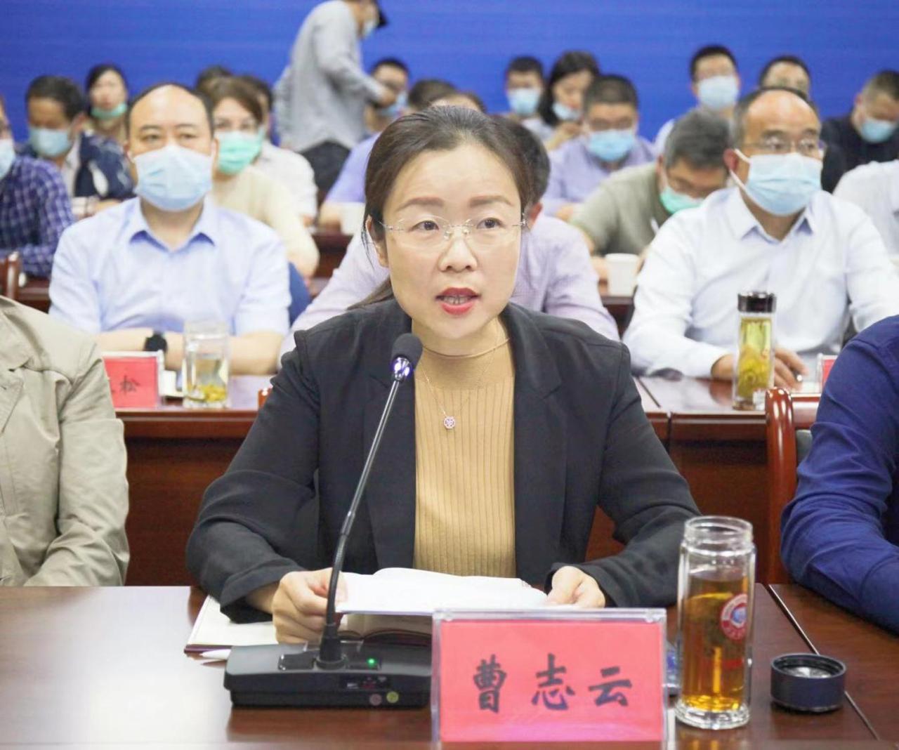 镇江市人社局党委书记艾晓晖出席会议并讲话.