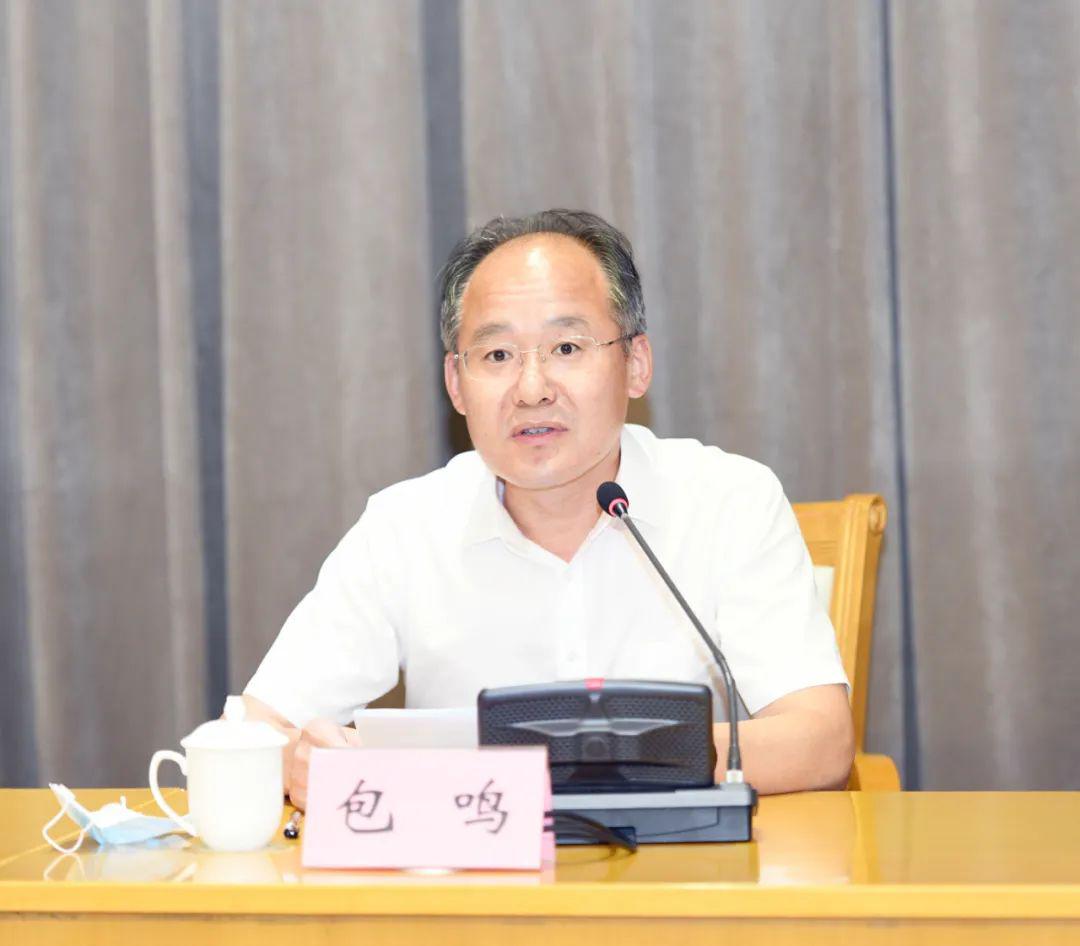 市委副书记,市长包鸣主持会议.