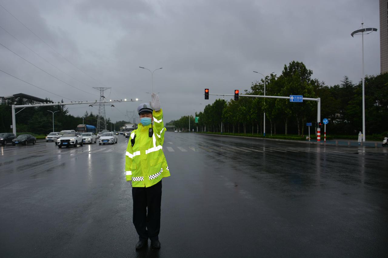 组图!烟台交警雨中疏导交通