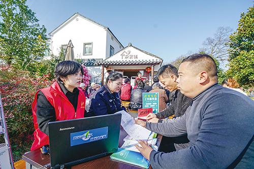 12月6日,李家巷鎮石泉村,便民服務中心工作人員正在為村民辦結民生