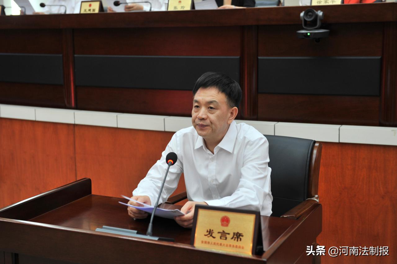 安阳市监察委员会代理主任刘胜利在报告中详细汇报了2018年以来扫黑除