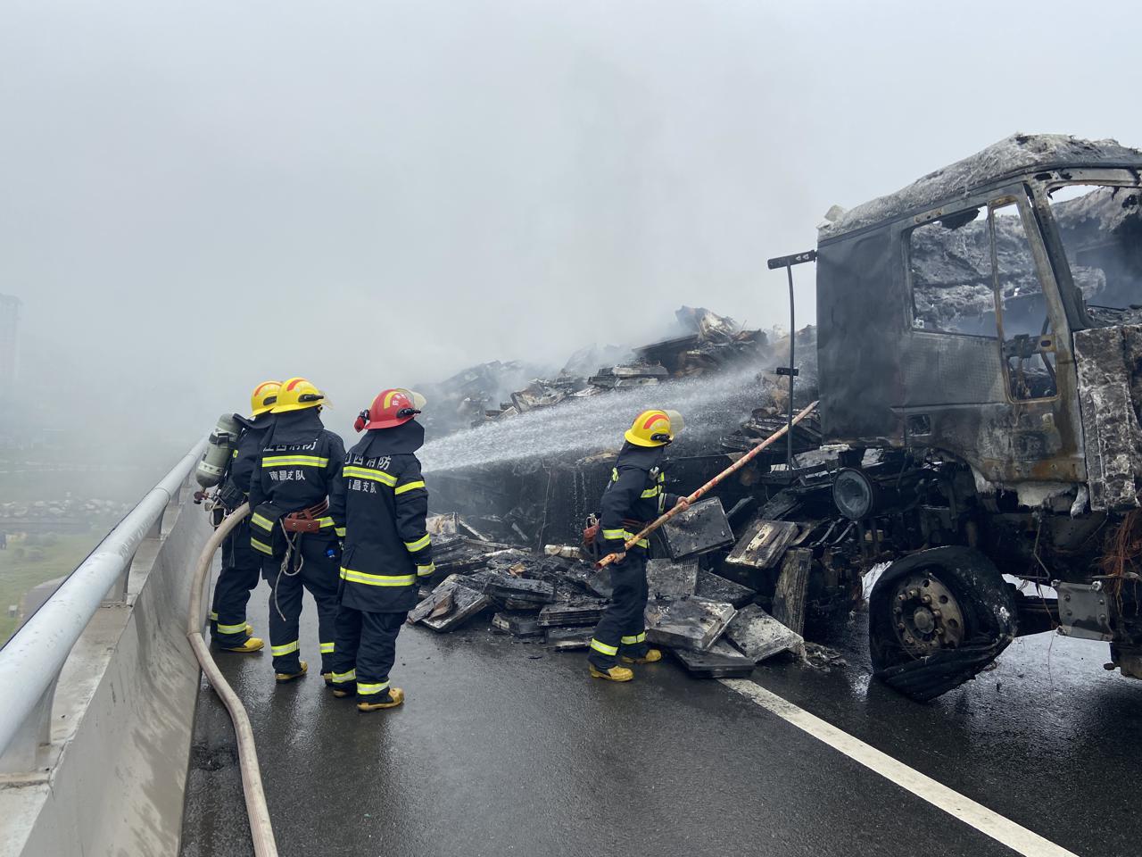 一辆满载货物的重型半挂货车起火 51名消防员现场紧急救援
