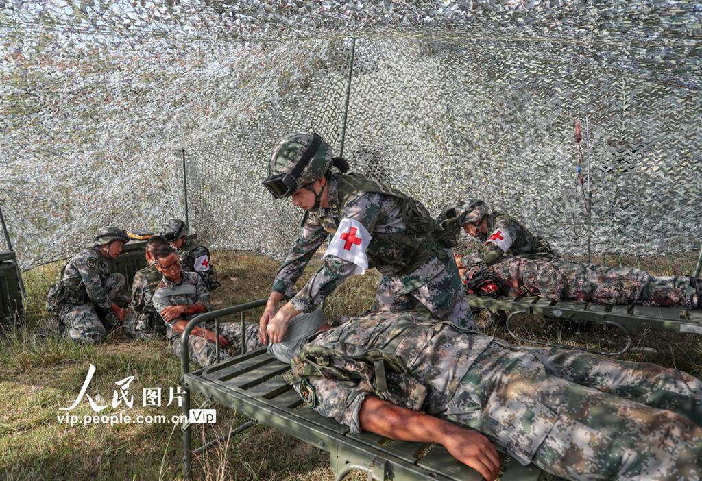 第72集团军某旅野外开展实战化卫勤救护演练